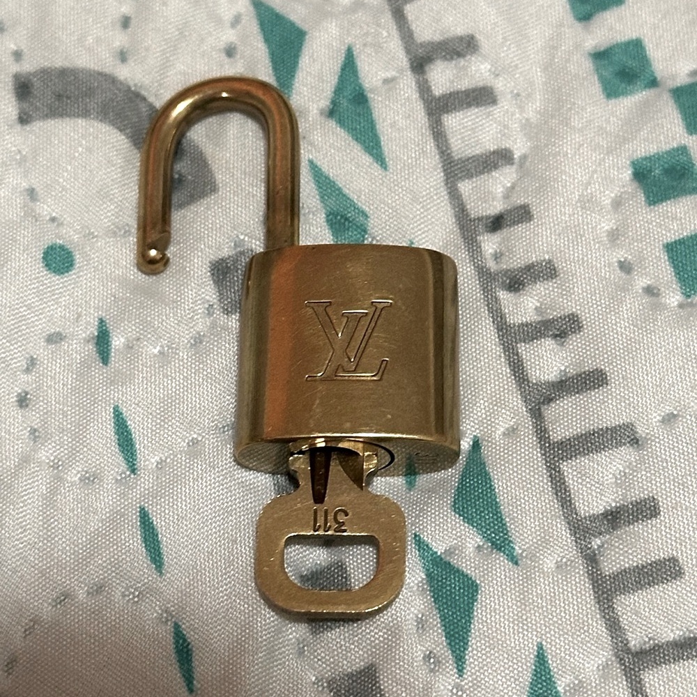 🔐 LOUIS VUITTON 🔐 LOCK & KAY